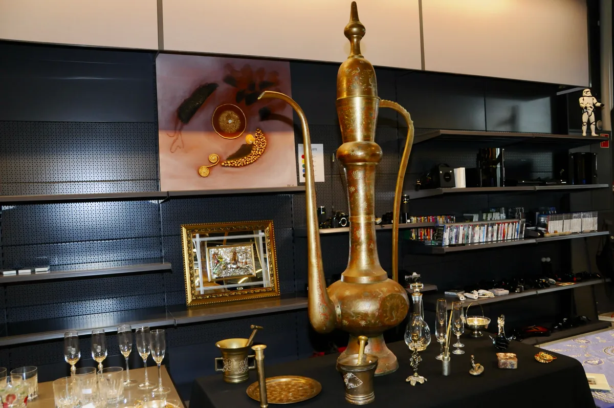 … sondern schlägt sich auch im Verkaufssortiment nieder… Man sieht einen riesigen asiatischen Teekrug.